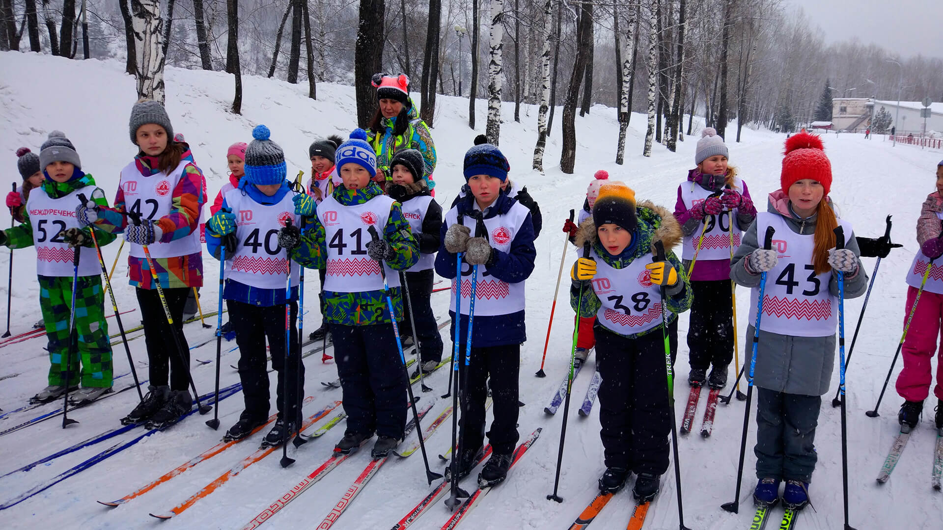 Лыжи ребенку в школу. Занятия на лыжах в школе. Школьники на лыжах. Урок физкультуры на лыжах. Лыжный спорт в школе.