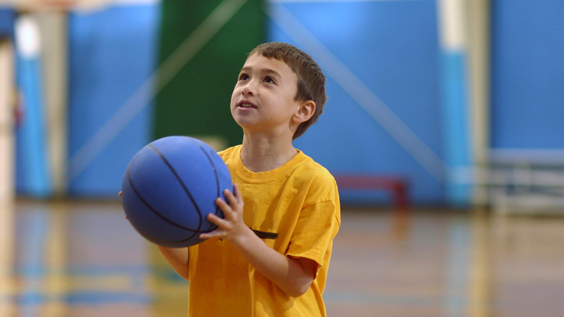 Спортивные мальчики 7 лет. Баскетбол дети. Физкультура баскетбол. Баскетбол в школе. Дети с мячом в школе.