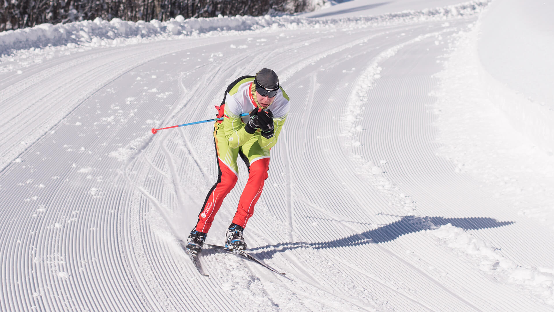 Скорость лыжника по лыжне. Лыжник. Лыжный спуск. Спуск с горы на беговых лыжах. Спуск с гор на лыжах.